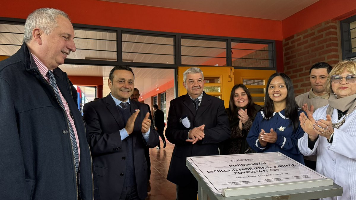 herrerayflia's tweet photo. Hoy en Santa María acompañé al gobernador @passalacquaok y al intendente José Zadoveck en la inauguración de las nuevas instalaciones de la Escuela de Frontera Nº606,cuenta con 7 aulas, biblioteca,cocina y un comedor para que los niños puedan cumplir con su jornada completa. https://t.co/wntZPBJb06