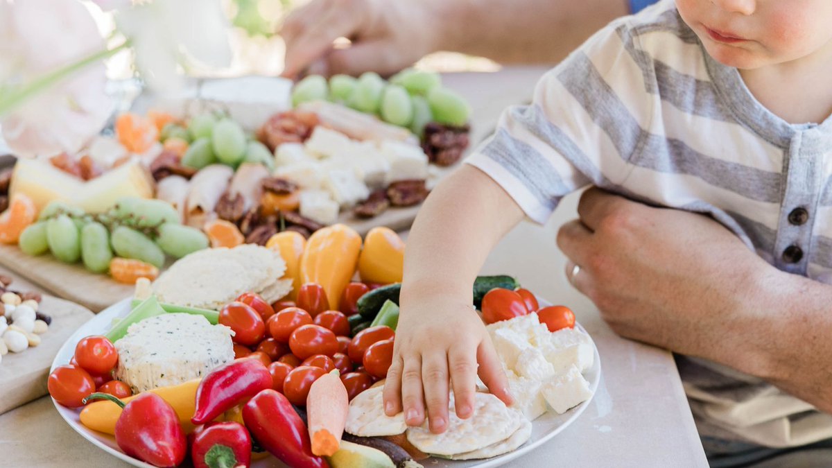 FairviewRange's tweet image. Life is busy, but healthy eating doesn’t have to take a backseat!Discover practical strategies for nutritious meals and snacks for your family in our new blog → bit.ly/46oDI1G.#Fairv… 

#FamilyMeals #HealthyEating