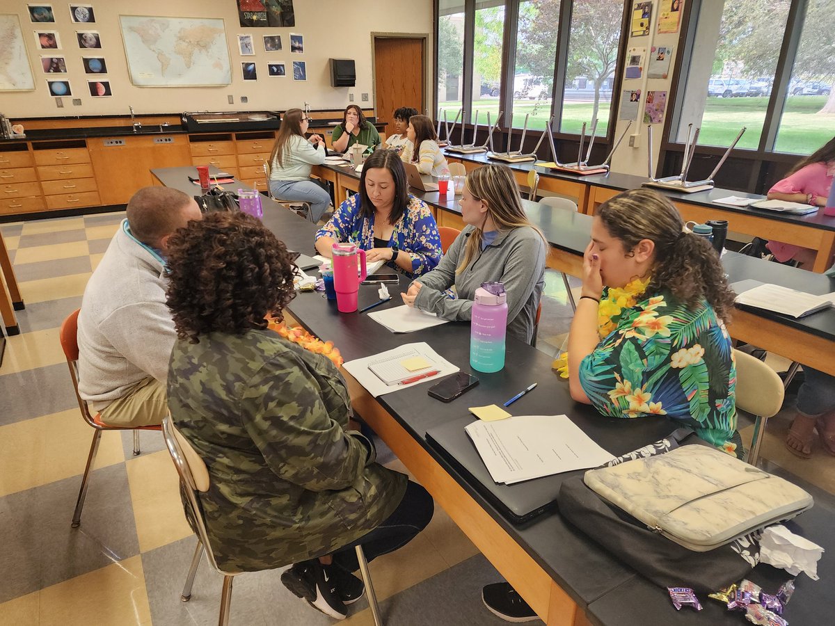 EWA_MCS's tweet photo. First grade is rocking out ideas for a strong start! #learningluau https://t.co/5hTscAIA0u
