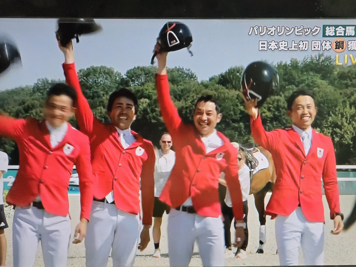 Balette51k's tweet photo. 総合馬術団体表彰式😭✨
🇬🇧のアン王女がメダルプレゼンター！
🇯🇵選手4人共素敵な笑顔！
🥉銅メダルおめでとうございます🎉
#馬術競技
#Paris2024
#equestrian https://t.co/aqEEEjv4Dm