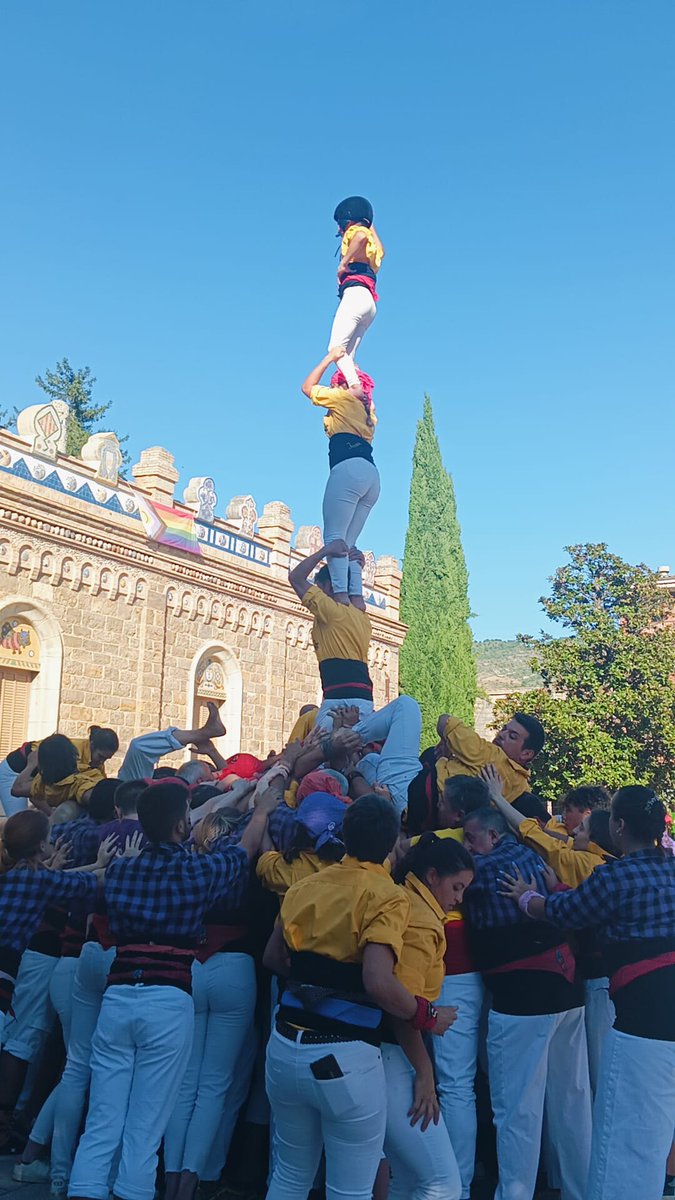 Dissabte vam celebrar la diada a La Pobla de Segur portant a terme:
p4 entrega de camisa,
p4 feminicidis,
3d6a,
Intent de 4d6a,
4d6a,
Intent de 4d6,
4d6
Intent p4 sortida
p4 sortida (per les morts del cap de setmana).

Moltes gràcies per l'ajuda a les pinyes! <a href="/CastellersAdroc/">CastellersAdroc</a>