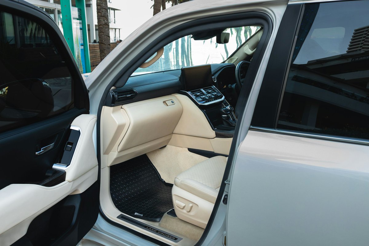 ArmouredM's tweet photo. This super luxury B6 Armoured Toyota Land Cruiser 300 features B6 Discreet Premium Armour, ensuring complete 360-degree bullet-resistant protection.
https://t.co/7QBotwVW7N

#ArmouredMobility #ToyotaLandCruiser #ArmouredVehicle #Durban #CaféLaPlage #BulletproofVehicle https://t.co/QDNPEGM4IM