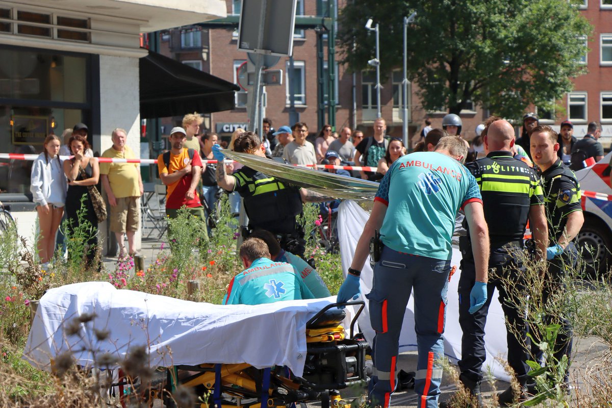 Een politieachtervolging van een auto die eerst bijna 2 voetgangers raakte in de #Kinkerstraat ging vervolgens vreselijk mis in de Witte de #Withstraat waar een vrouw op een fiets werd aangereden en zwaargewond raakte. De vermoedelijke doorrijder later aangehouden op Mercatorpln.