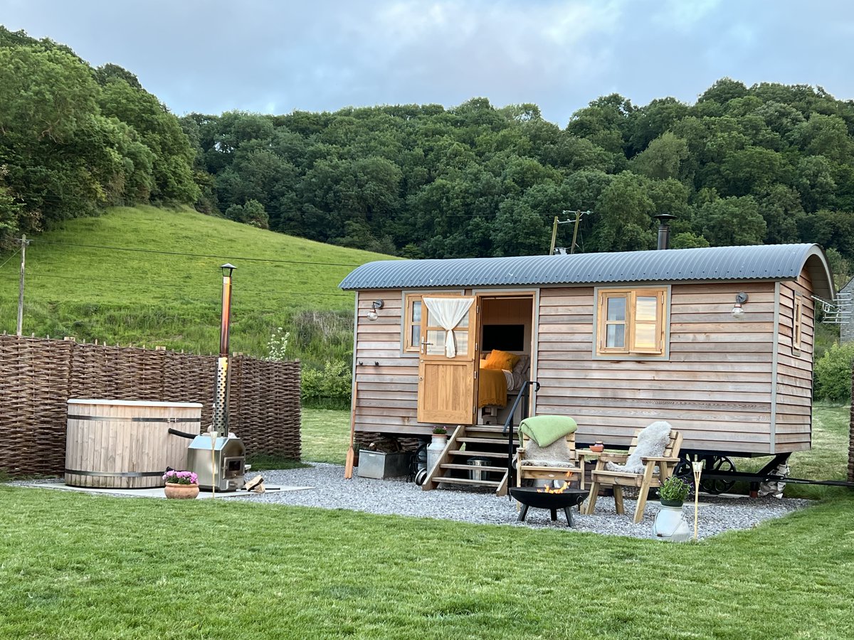Collie Shepherd Huts
Somerset
Sleeps 2
Dog Friendly

Looking to escape reality for a bit?

Book your stay - bookandgostudio.com
Book and Go Studio

#somerset #ukglamping #glampingstayuk #couplesgetaway #romanticbreak #shepherdhut #ukstaycation #ukshepherdhut #dogfriendlystay