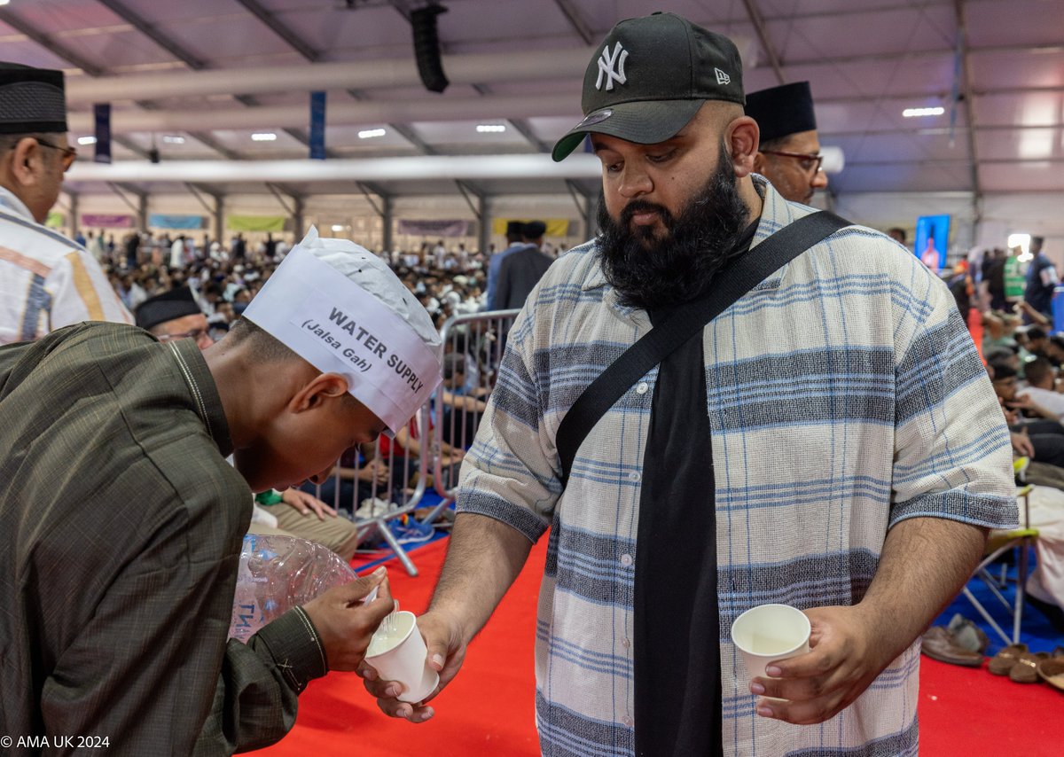 JalsaUK's tweet photo. Water duty at Jalsa, the rite of passage for young Ahmadi children to prepare for a life of service. #JalsaUK https://t.co/zgg1VfZMH7
