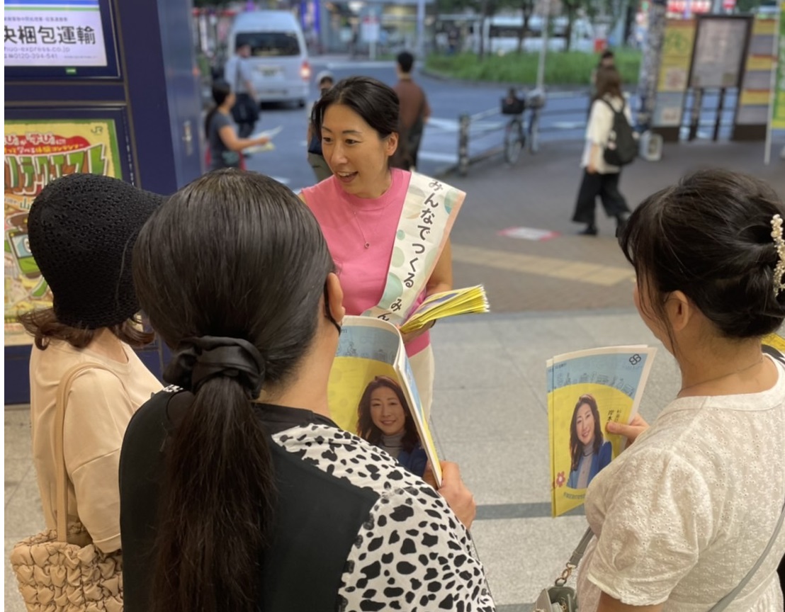 本日から3日間、 #岸本聡子 の区内街宣。1日目は高円寺にてこの2年で達成したこと、これから取り組みたいことをお話しいたしました。高円寺といえば商店街、そして8月の阿波踊り。住民の皆さんから「こんな街にしたい」というお声をたくさんいただきました。7/31は阿佐ヶ谷、8/1は荻窪に参ります。