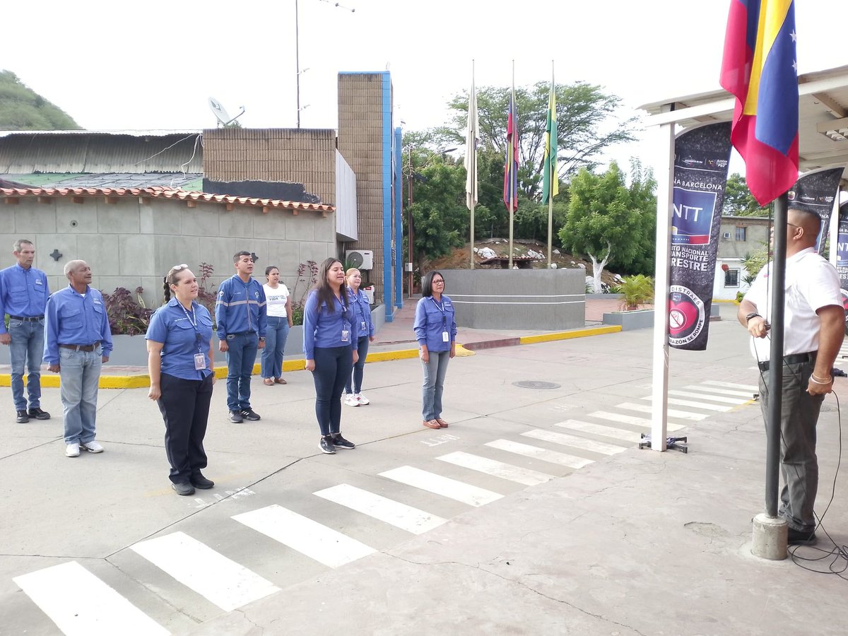 #LunesCivico | Con gran sentido patriótico, funcionarios del #INTT Barcelona, entonan las sublimes notas del Himno Nacional. 

#GanóLaPazYLaEsperanza