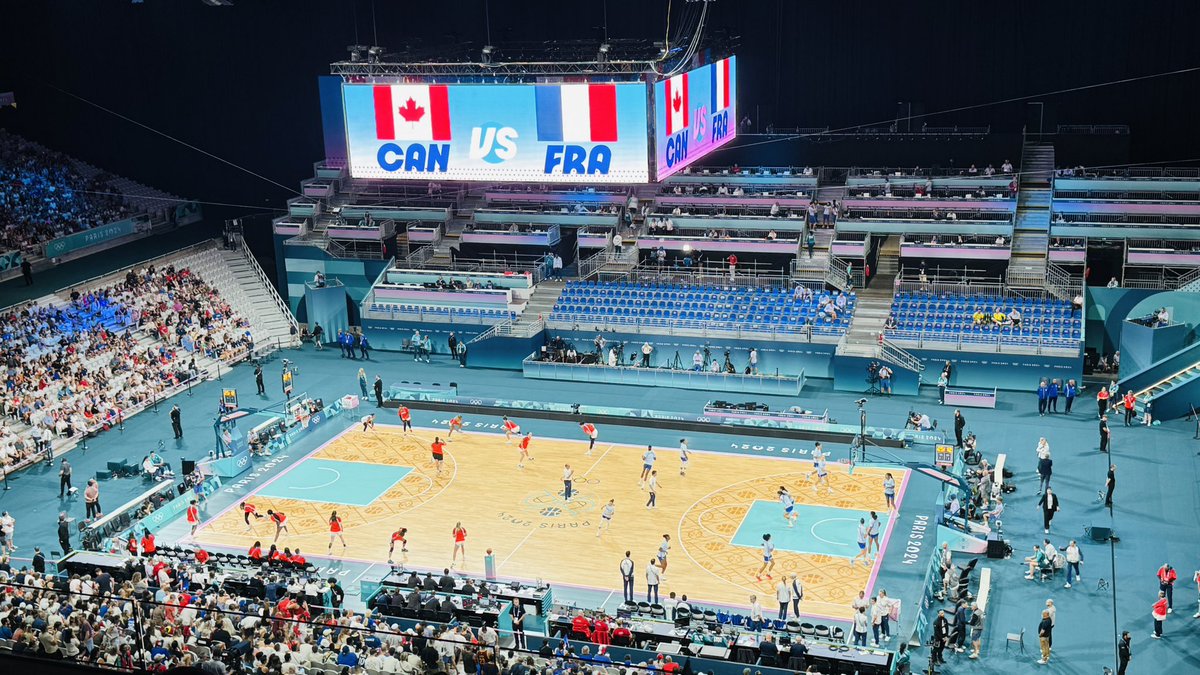À vingt minutes du début du match France /Canada c’est déjà le feu 🔥 pendant l’échauffement ! Et le stade Pierre Mauroy est un écrin magnifique ! Allez les Bleues !!! #Paris2024