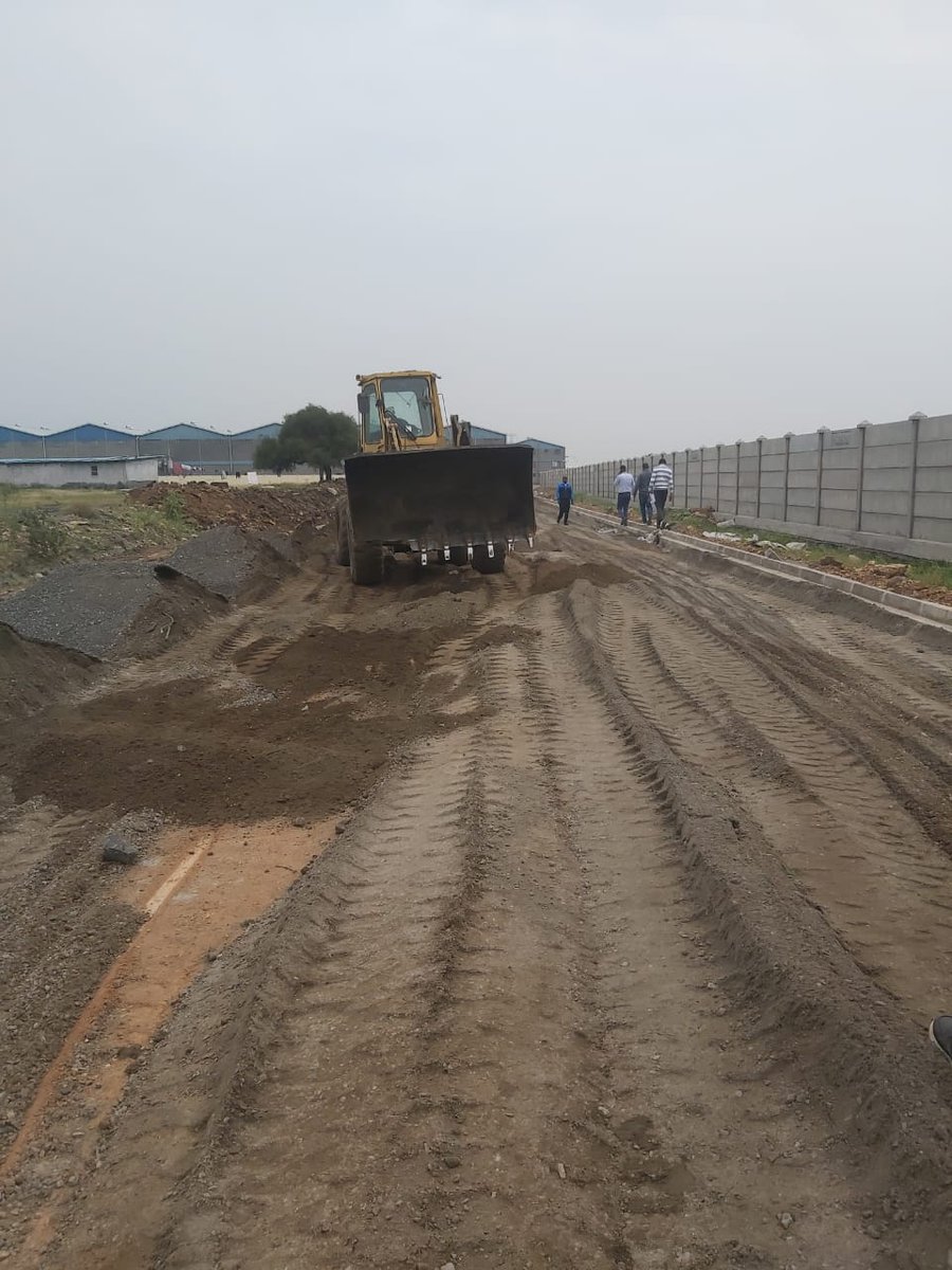 NiwahaIvan25's tweet image. Spreading Graded Crushed Stone (GCS) subbase before compacting and watering. GCS layer helps spread the wheel load response, providing support for the asphalt surface and guarding the sub grades beneath. #Highwayengineering
#engineeringsurvey
#highwaygeometry