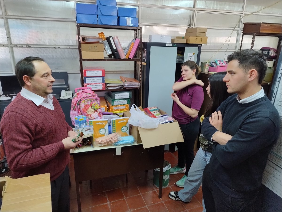 MauroAraujo97's tweet photo. Durante las vacaciones de invierno, con #JPRO de #GodoyCruz realizamos una colecta de útiles y materiales para los alumnos de la Escuela Carlos Padín de nuestro departamento. 
Aportamos nuestro granito de arena coordinando la colaboración de muchos vecinos.
Gracias a todos!! https://t.co/jD9UjPLdpx