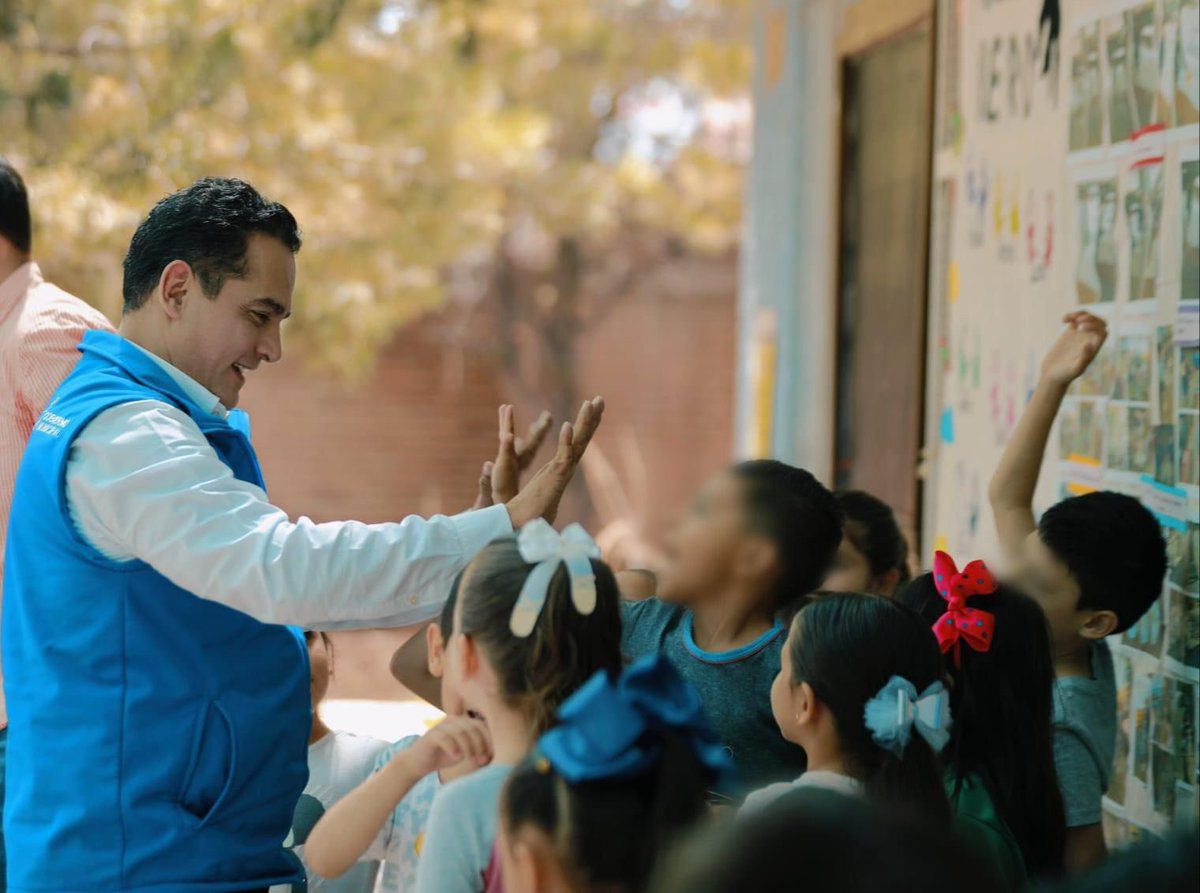 ¡Construimos una casa para que sean felices y cumplan todos sus sueños! 
👦🏻 👧🏻 

En Durango #ElFuturoEsContigo 🐺🌳🦂 y unidos, ¡somos el mejor equipo!

¡Feliz inicio de semana familia!