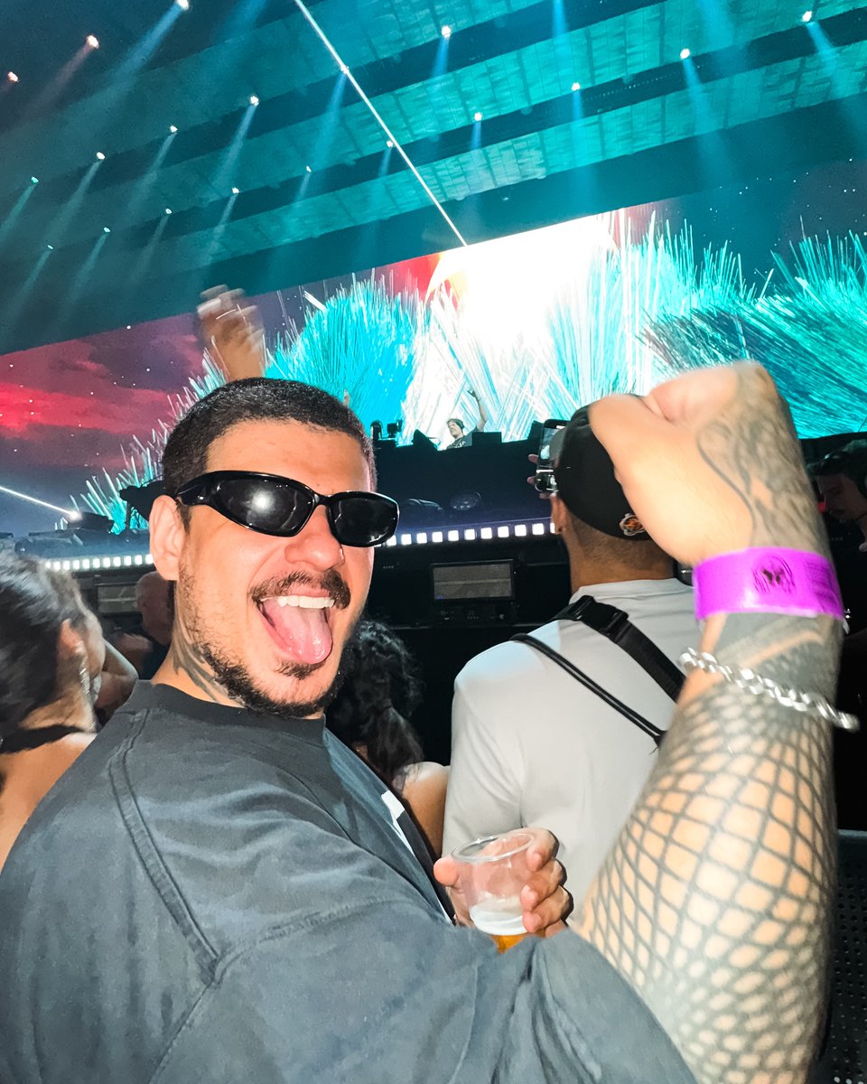 vntgculturecrew's tweet image. @VintageCulture feliz no front curtindo um melodicozinho safado no @tomorrowland passando por sua timeline