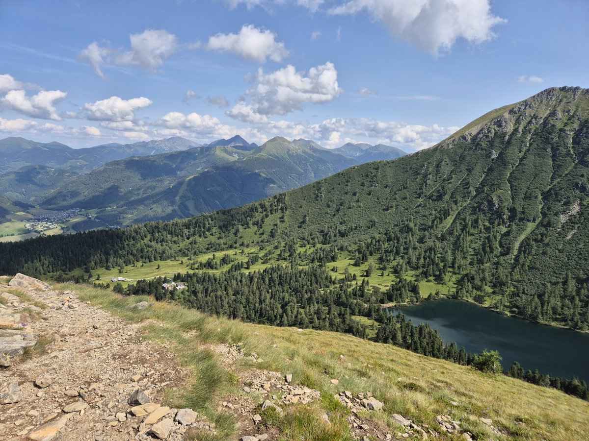 MarcelKolaja's tweet image. Poslední dva týdny jsem strávil v Rakousku, Slovinsku a Chorvatsku. Dnes jsem přijel do Česka a mám otázku:

Proč se proboha skoro v celé Unii používá euro, zatímco my v Česku platíme nějakýma bezvýznamnýma čičmundama?