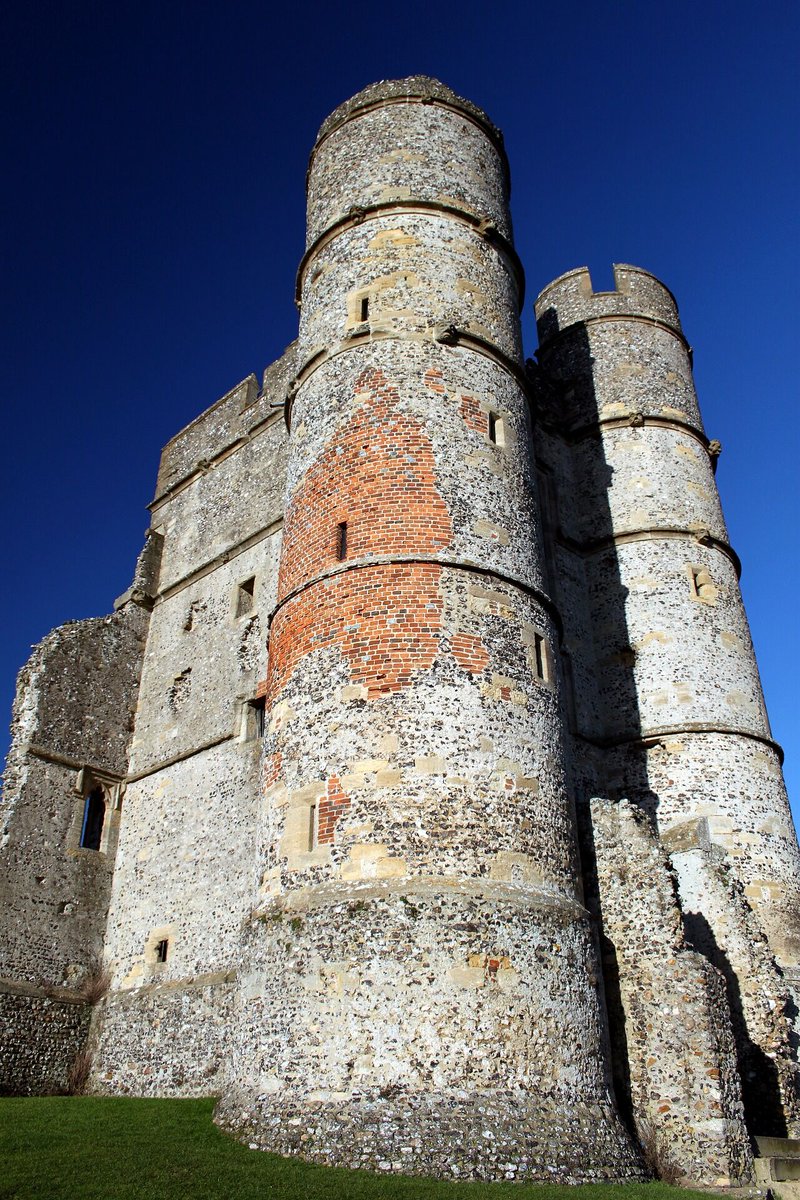 lookforplace's tweet image. #Donnington #Castle #Newbury #Berkshire #United #Kingdom

Built in the 14th century, it served as a formidable stronghold and royal residence. The castle played a significant role in the English Civil War and was eventually demolished by Parliamentarian forces.