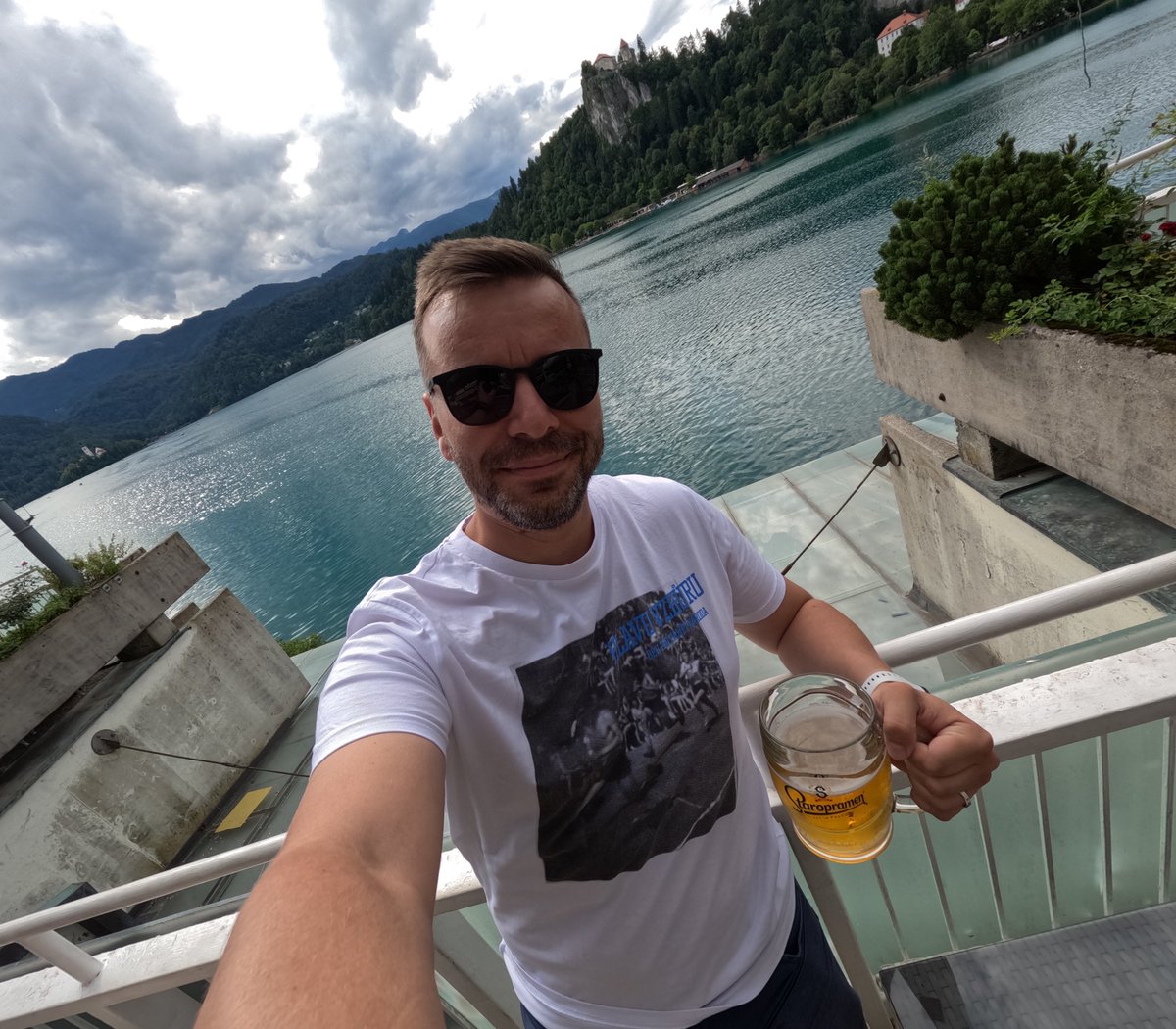 MarcelKolaja's tweet image. Poslední dva týdny jsem strávil v Rakousku, Slovinsku a Chorvatsku. Dnes jsem přijel do Česka a mám otázku:

Proč se proboha skoro v celé Unii používá euro, zatímco my v Česku platíme nějakýma bezvýznamnýma čičmundama?