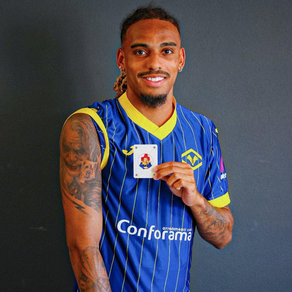 HellasVeronaFC's tweet photo. One good moment can change everything 🃏💛💙 

#HVFC #WelcomeToVerona #Okou https://t.co/mrNc7rU869