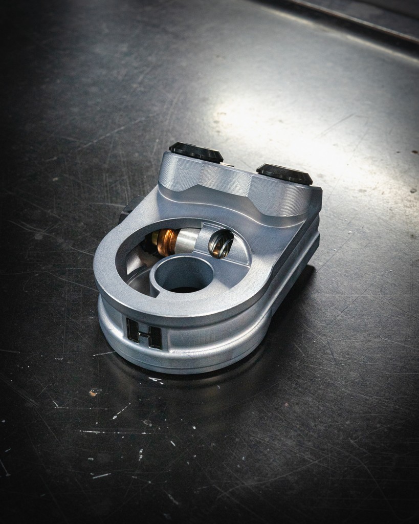 helperformance's tweet photo. The #HEL Multi-Angle #Thermostatic #OilFilter #SandwichPlate. This little gem helps regulate your engine oil temperature, by controlling the flow to your oil cooler.
#HELPerformance https://t.co/dNGIOetxFf