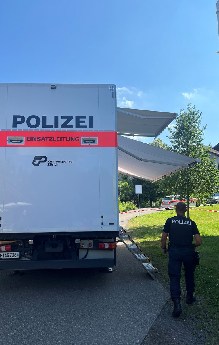 KapoZuerich's tweet photo. Bei einem #Gewaltdelikt in #Forch ist am Montagnachmittag ein Mann #getötet worden. Die Kantonspolizei Zürich nahm den Täter fest.
https://t.co/tveORAiH61 https://t.co/A9dPmbIwTa