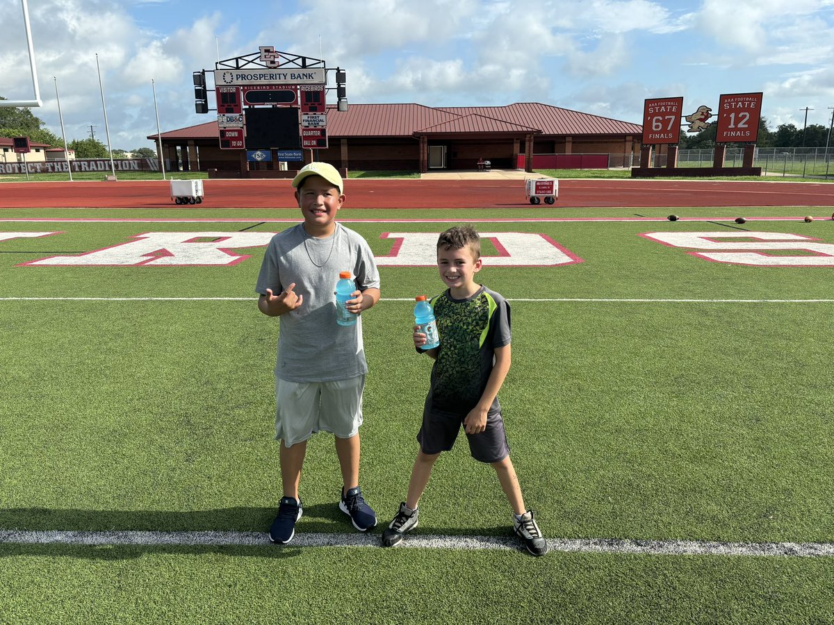 Congratulations to Brayden Cantu and Abel Jensen for winning campers of the day for Day 1 of our 3-6 Football Camp
#UMW 
<a href="/CoachTReeve/">Travis Reeve</a>