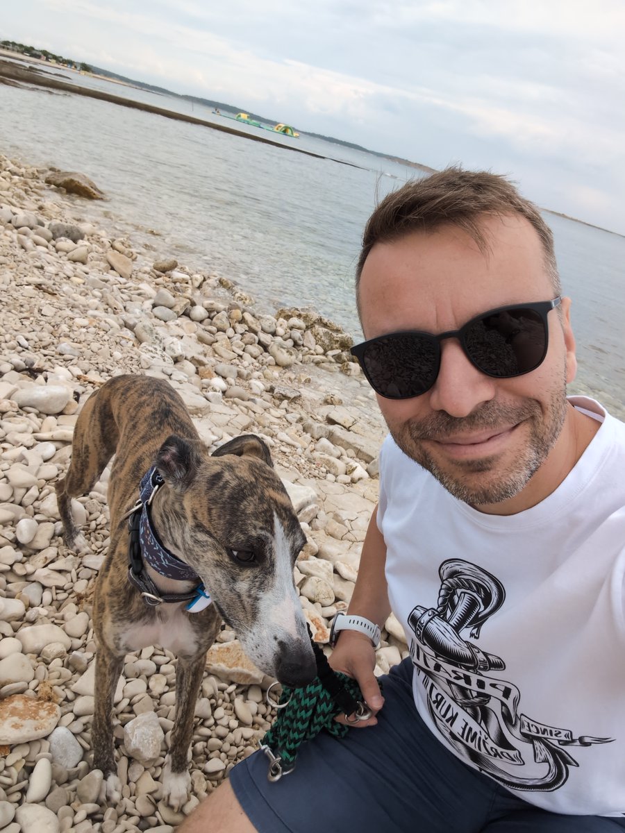 MarcelKolaja's tweet image. Poslední dva týdny jsem strávil v Rakousku, Slovinsku a Chorvatsku. Dnes jsem přijel do Česka a mám otázku:

Proč se proboha skoro v celé Unii používá euro, zatímco my v Česku platíme nějakýma bezvýznamnýma čičmundama?