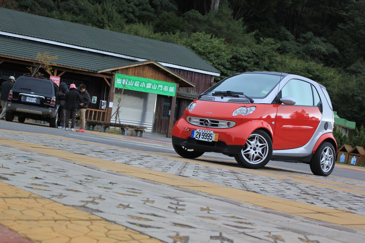 pi_lai05's tweet photo. 晚上巧遇以前一起玩smart的車友，我們車都進報廢場了，但還是字字句句離不開smart，男人的快樂就是這麼簡單☺️

#從男孩變成阿伯的日常 #2010photography #smart #fortwo #canon550d #canon #taiwan https://t.co/w726WmUpQv