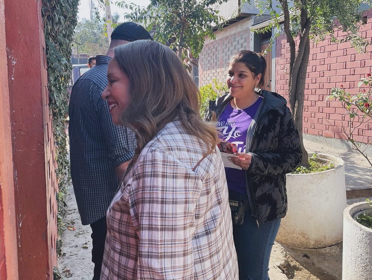 Exitosa jornada de puerta a puerta, con nuestra futura alcaldesa Carolina Rojas, visitando a los y las vecinas de Huechuraba. Muy agradecidas del cariño de todas las personas que nos abrieron las puertas de sus hogares, con quienes conversamos sobre las mejoras que continuaremos