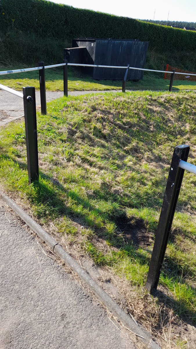 Some great handiwork at Parc y Mynydd Mawr over the weekend. A panel on the children's play area kicked through and one of our railings forcibly  removed. 

Diolch yn fawr!!!!

If anyone has any information please private message us. 

😡⚫️⚪️