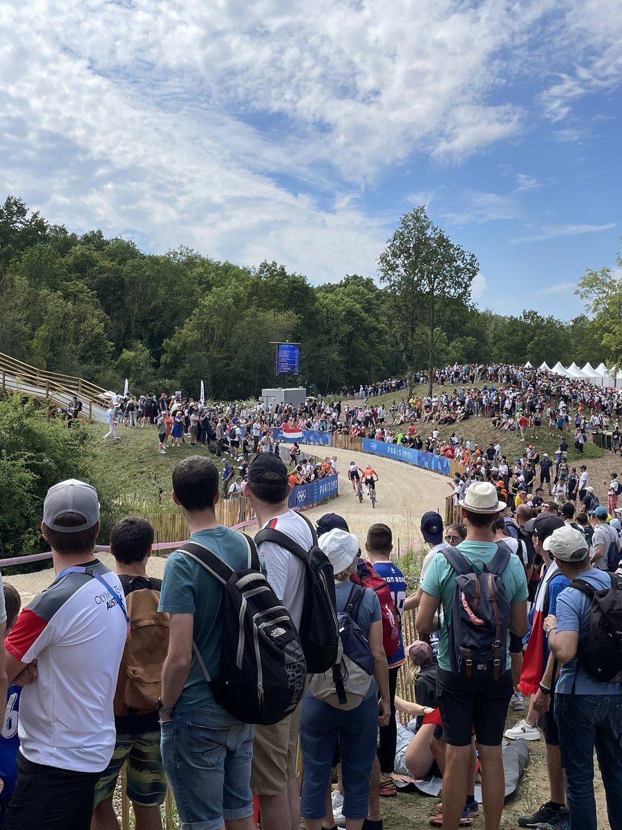 sqy's tweet photo. Deuxième médaille sur le territoire 🥈👏
@KORETZKYVictor décroche l’argent en VTT cross-country à la colline d’Elancourt ! 
Pour ses troisièmes Jeux, le 🇫🇷 remporte sa première médaille olympique, après le sacre de @FERRANDPREVOT hier chez les femmes !  Merci Victor 💙 https://t.co/NdlYkvXy5x