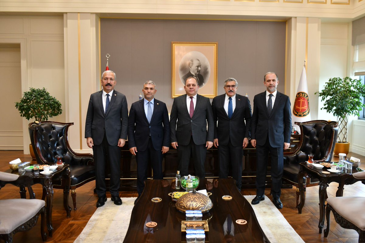 Değerli Hatay Milletvekillerimiz Adem Yeşildal, Abdülkadir Özel, Hüseyin Yayman ve Kemal Karahan,  Hataylı olan Yargıtay Başkanımız Sayın Ömer Kerkez'e hayırlı olsun ziyaretinde bulundu.