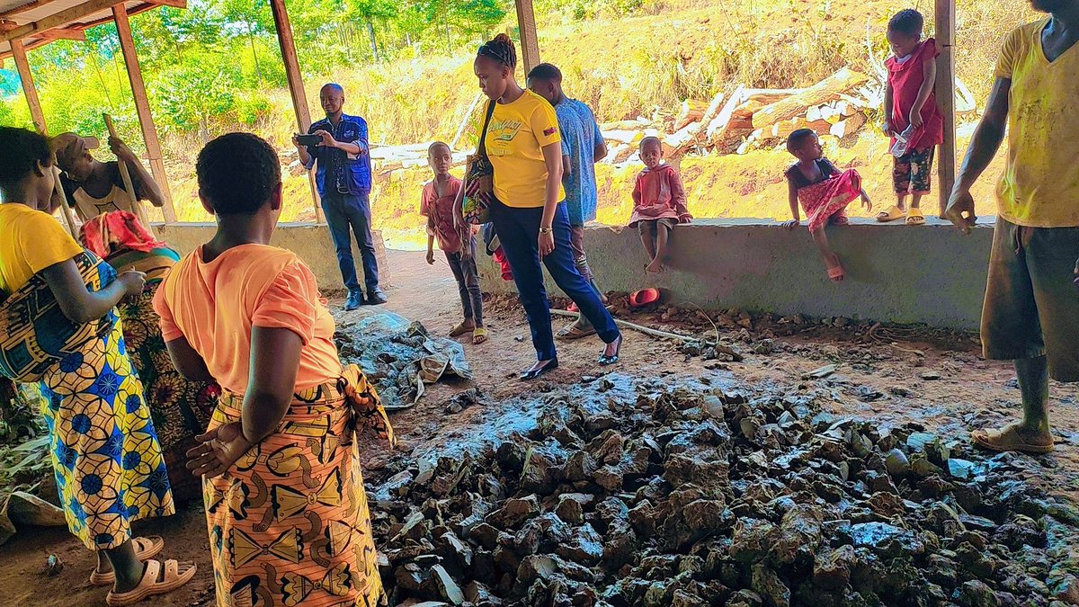 IPREBADBurundi's tweet image. Ce jeudi 25/07/2024, l&apos;IPREBAD a accueilli à Giheta la délégation de la @franceauburundi venue dans une mission de suivi de l&apos;état d&apos;avancement du projet de fabrication des tuiles modernes financé par l&apos;ambassade de France à travers son programme #PISCCA 
@followers