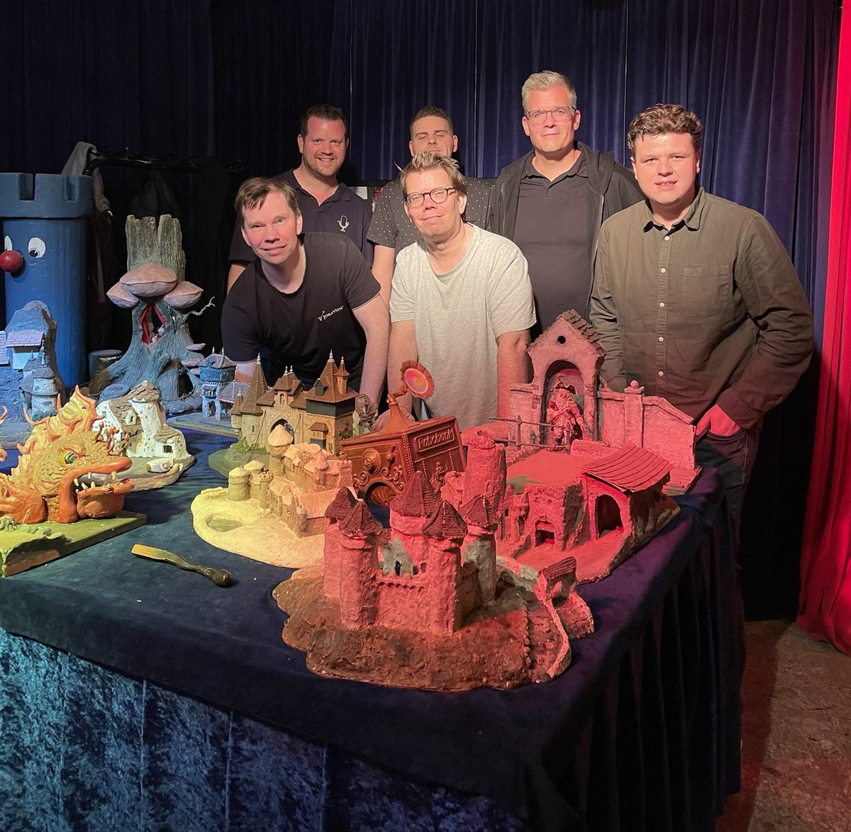 Mini Efteling (@miniefteling) on Twitter photo Onlangs brachten Tim en Paul, bekend van de podcast <a href="/KBoodschap/">Kleine Boodschap</a> over alles Efteling, een bezoek aan de Mini Efteling en vertelden Tristan, Sander, Jordi en Erwin ronduit over de grote historie die de Mini Efteling rijk is.
#miniefteling #kleineboodschap #efteling Onlangs brachten Tim en Paul, bekend van de podcast <a href="/KBoodschap/">Kleine Boodschap</a> over alles Efteling, een bezoek aan de Mini Efteling en vertelden Tristan, Sander, Jordi en Erwin ronduit over de grote historie die de Mini Efteling rijk is.
#miniefteling #kleineboodschap #efteling