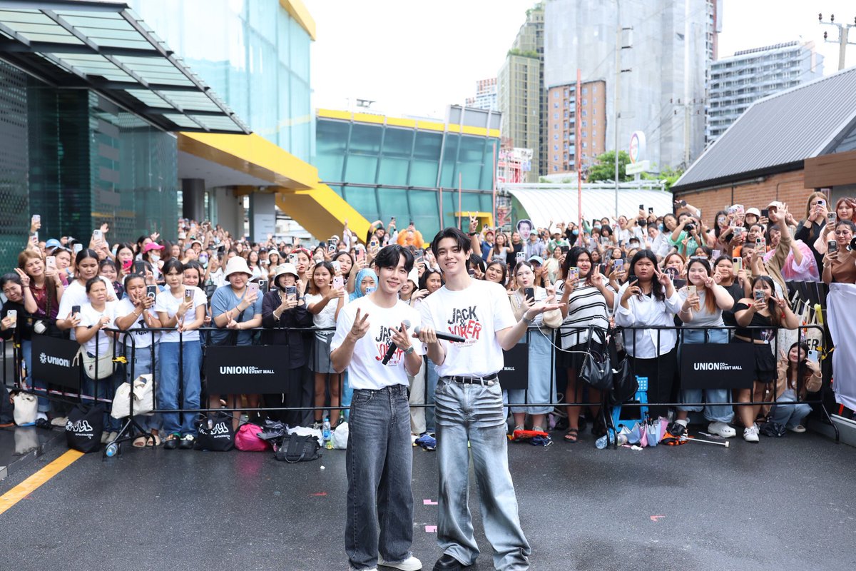 doubleminee's tweet photo. เดี๋ยวนะ แปปนึง คือเพิ่งได้ดูรูปชัดๆ โซนนี้คือยืนกันแค่2-3แถวหน้า แล้วตรงกลางนั่งตลอดงานเลยหรอ?? คือนี่เข้าใจว่าข้างหน้าไม่นั่ง ข้างหลังก็เลยยืนเหมือนกันหมด แต่พอมาเห็นรูปแล้ว เหมือนตรงกลางมันเป็นหลุมลงไป 🥲 https://t.co/AAyqTI6zHK