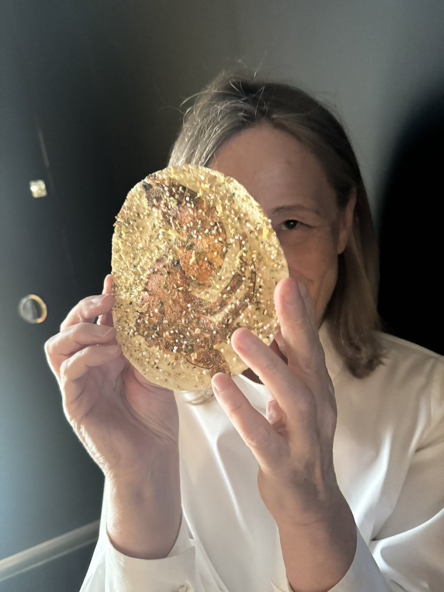 THEGELINAZ's tweet image. PICTURES AT AN EXHIBITION IN SPLIT SCREEN: FIRST LADY MARIELLA &amp;amp; HUSBAND MORENO CEDRONI WITH  ONE OF THE MADONNINA DEL PESCATORE LATEST MAJOR ARTWORKS - 2024 CRAB CRACKER WITH PRESSED/PRINTED CRAB, LEEKS AND VENETIAN SPRITZ! A MASTERPIECE ! @morenocedroni @lenna @FlorentBonnefoy