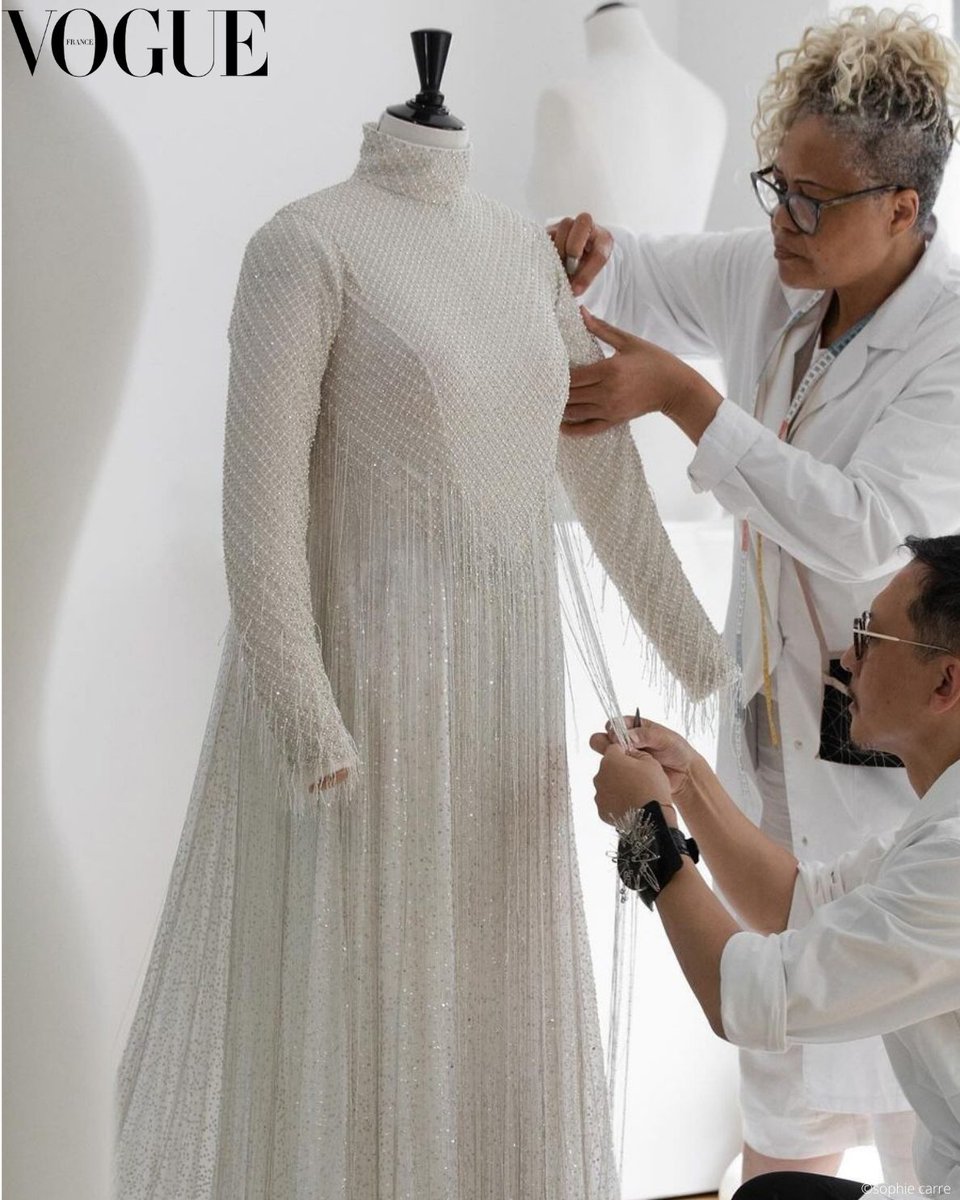 La robe haute couture de #CelineDion a nécessité plus de 1 000 heures de travail dans les ateliers Dior. 
Pour l'ultime chapitre de la cérémonie d'ouverture des #JeuxOlympiques de #Paris2024 et son retour sur scène après 4 ans.
voguefrance.visitlink.me/Pm3N1H

©Getty Images