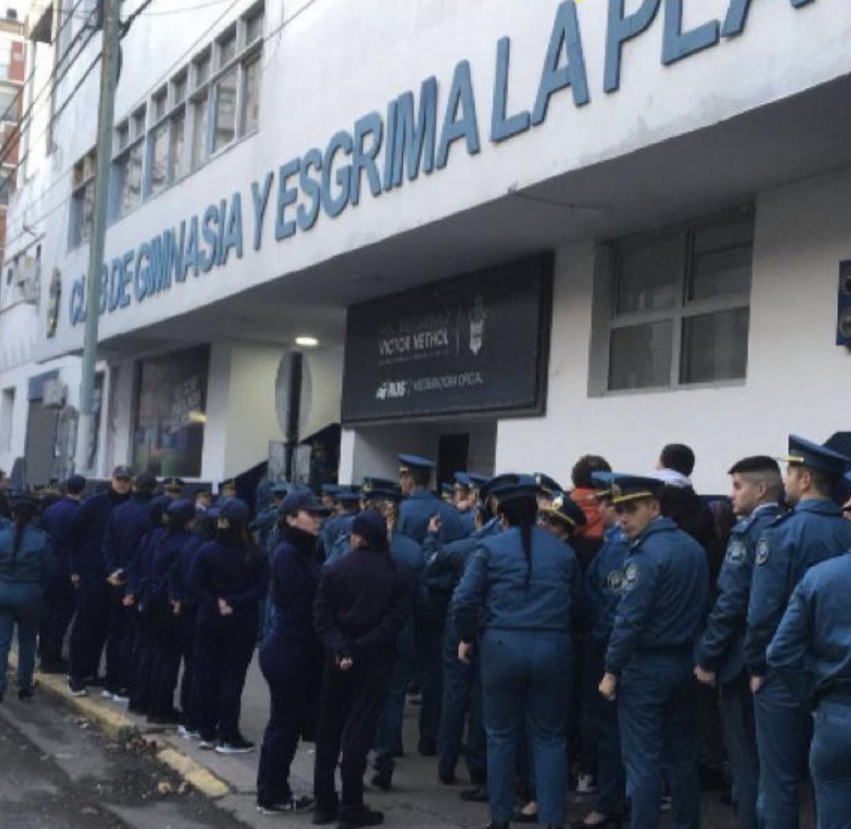 #Deportivo7a0 | Clima Tenso |

#GELP #CGE 🐺 🔥 Tanto <a href="/MarianoCowen/">Mariano Cowen</a> y <a href="/JPArrien/">JPA</a> se encuentran con custodia policial luego del clásico.

Además, se espera una marcha en la Sede del club que ya esta custodiada.