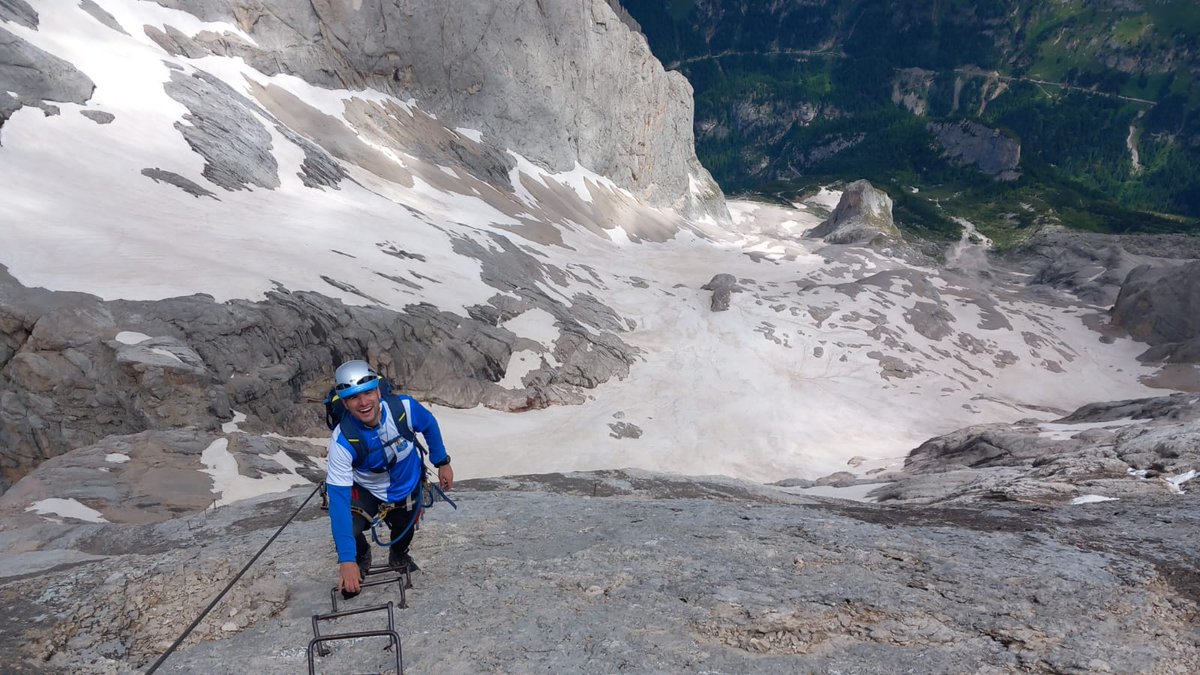 CD_Gordexola's tweet photo. Aquí tenemos al teniente que nos envia unas fotos 📷 desde los Alpes Italianos, mas concretamente desde el glaciar de La Marmolada ❄️🏔️ en Dolomitas, protegiendose del frio con la la camiseta arlequinada 🟦⬜ del #Gorde.
Makinaaaa Dani!!
#Gorde2024Uda
⚪🔵 https://t.co/auBmz9nZwz