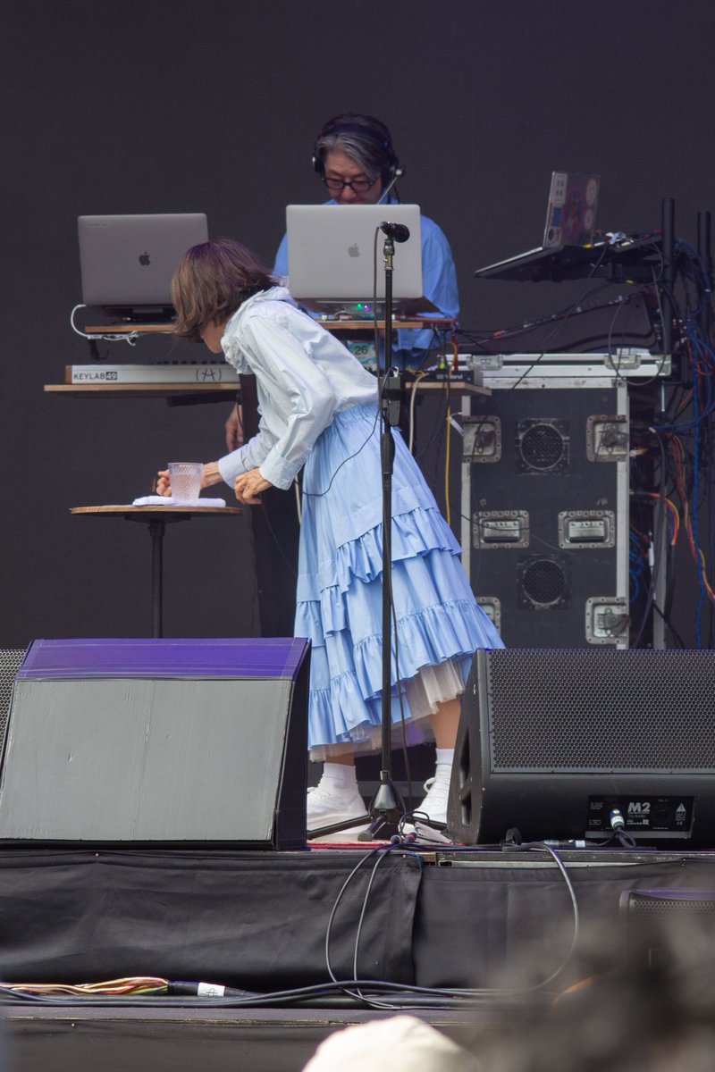 ushigomekko's tweet image. ①指先にトンボが止まったまま歌う大貫妙子さん
②間奏でそっとテーブルに移す大貫妙子さん
③また戻ってきちゃったと指差す大貫妙子さん
#フジロック