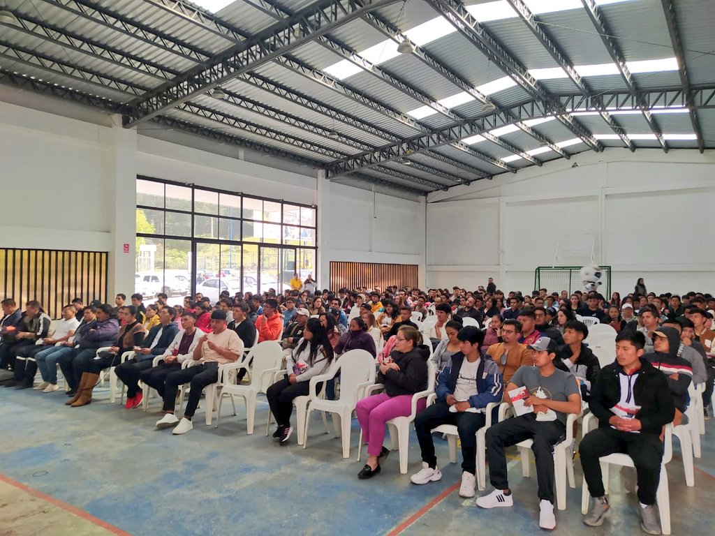 ECU911Machala1's tweet photo. #Vinculación | Alumnos de la Escuela del Sindicato de Choferes Profesionales de Loja y Catamayo, participaron de capacitación sobre el modelo de gestión y uso correcto de la #AppECU911.

Las jornadas registraron una masiva asistencia, con más de 400 personas.

#VinculaciónECU911 https://t.co/xO2ER5FX0o
