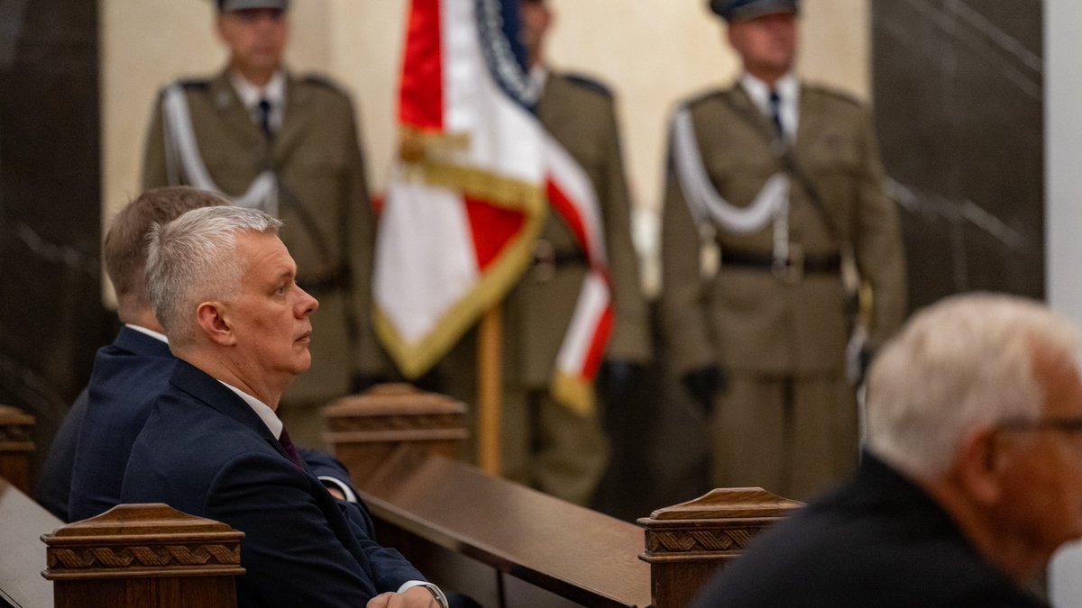 MSWiA_GOV_PL's tweet photo. ⛪ W Katedrze Polowej Wojska Polskiego w Warszawie minister @TomaszSiemoniak uczestniczył w Mszy św. w intencji śp. Andrzeja Milczanowskiego - zmarłego 23 lipca br. byłego ministra spraw wewnętrznych w rządach Hanny Suchockiej, Waldemara Pawlaka i Józefa Oleksego.

Śp. Andrzej Milczanowski został odznaczony m. in. Krzyżem Wielkim Orderu Odrodzenia Polski oraz Krzyżem Wolności i Solidarności. Miał 85 lat. 

Cześć jego pamięci!