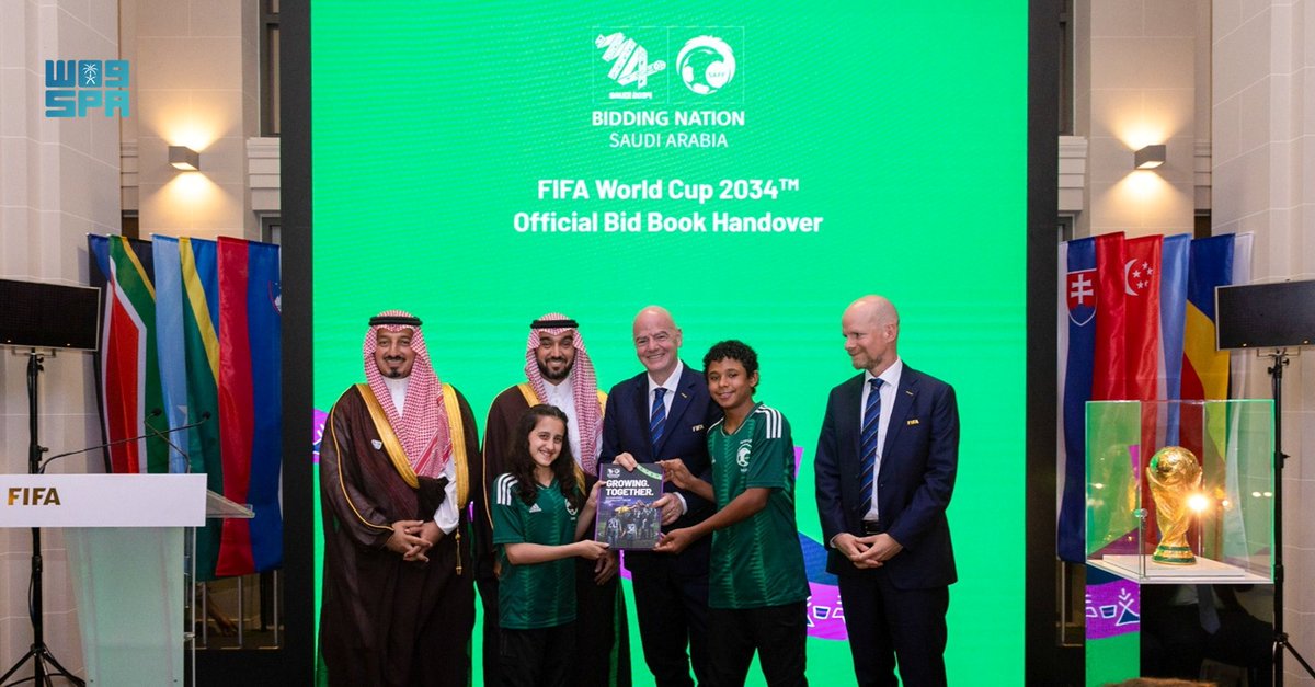 #المملكة تسلِّم رسميًّا ملف الترشُّح لاستضافة كأس العالم FIFA™️ 2034 وذلك بالعاصمة الفرنسية باريس في حفل أقامه الاتحاد الدولي لكرة القدم.
spa.gov.sa/N2146044
#ترشح_السعودية2034 | #معًا_ننمو 
#واس_عام