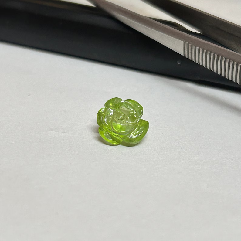 krishna_gems's tweet photo. Green Rose Flower Carved Peridot, green gemstone carved flower, handcrafted flower shape, peridot carved for pendant, unique gift for her https://t.co/rCmv8ejQev via @Etsy 
#peridot #roseforher #naturalperidot #greengemstone #carvedrose #greenrose #etsysale https://t.co/36gWkjvPTn