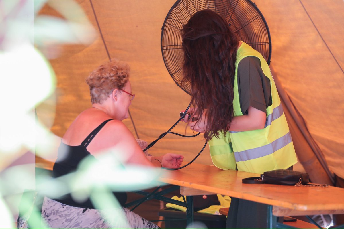 Këto ditë të nxehta 🌡️, ju lutem shmangni lëvizjet gjatë orëve të pikut ☀️ dhe sigurohuni që të keni gjithmonë ujë me vete, sidomos të moshuarit dhe fëmijët. 💦

Nëse je pranë 📍 sheshit “Skënderbej”, ndalo te Çadra e Kujdesit ⛺️ pi ujë, mat tensionin dhe freskohu pak para se të