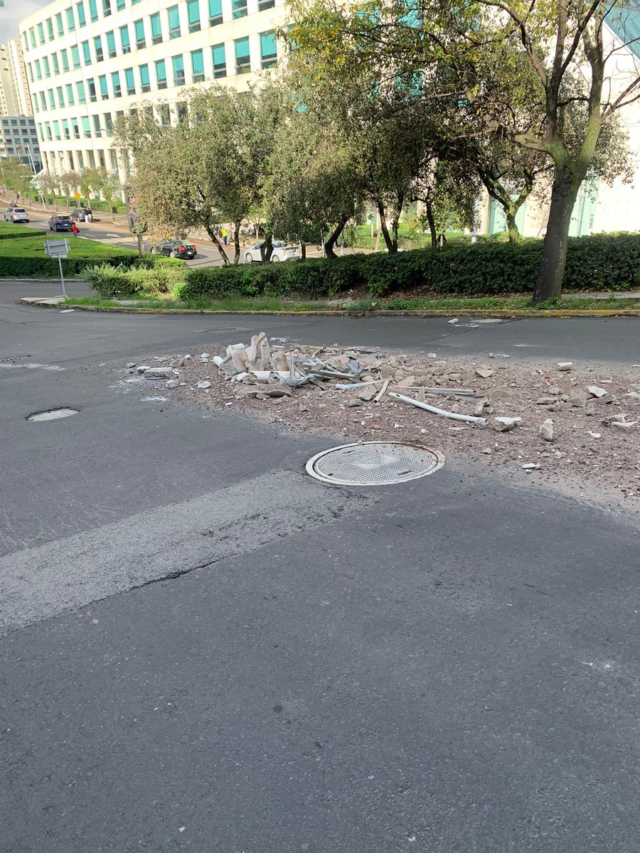 En Bosque de Alisos, Bosques de las Lomas, se encuentra este cascajo en el arroyo vehicular. Muy peligroso. Podrían retirarlo? @AlcCuajimalpa <a href="/CuajimalpaDGSU/">Dirección General de Servicios Urbanos Cuajimalpa</a>