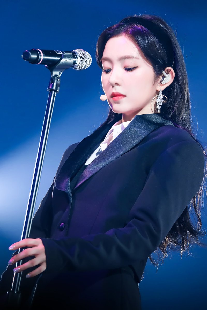 DAY_One210's tweet image. 정장벨벳일때 꾸준하게 주현언니만 단추 다 잠그는거 진짜 미친 것 같음 코디님 걸어다닐때마다 5만원씩 밟고 가야해