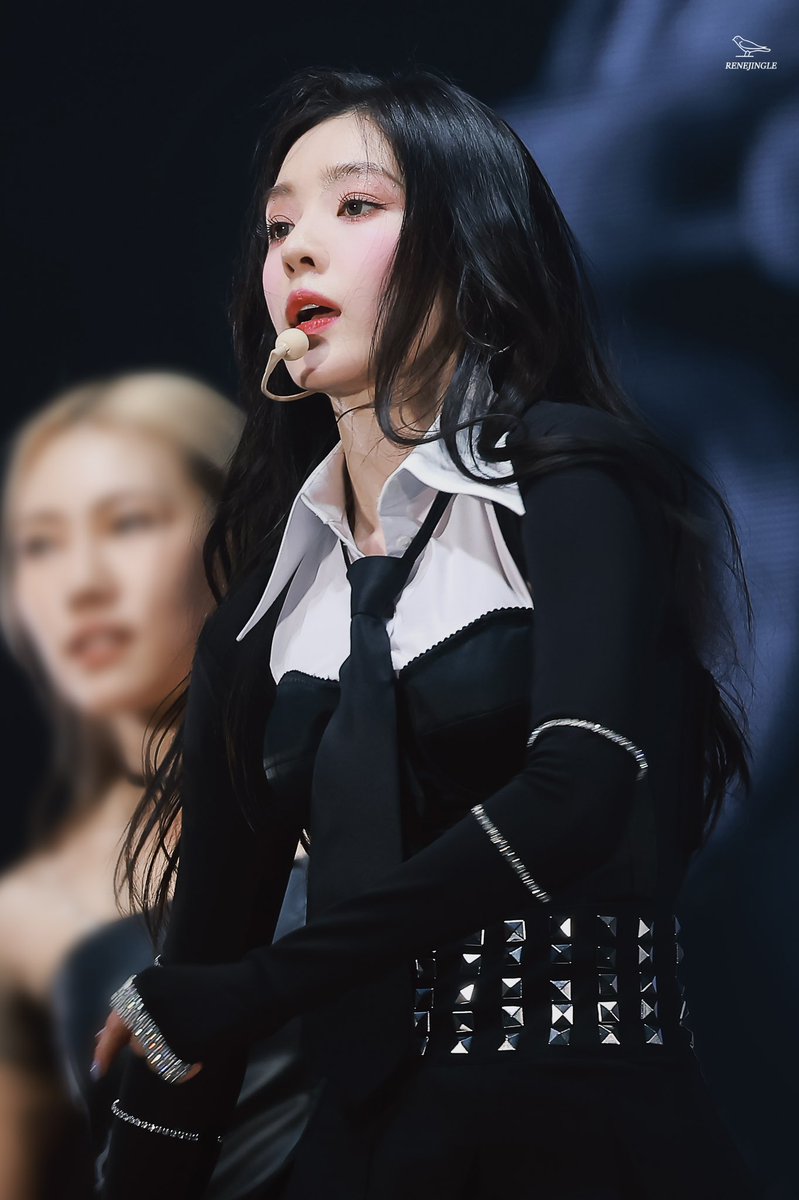 DAY_One210's tweet image. 정장벨벳일때 꾸준하게 주현언니만 단추 다 잠그는거 진짜 미친 것 같음 코디님 걸어다닐때마다 5만원씩 밟고 가야해