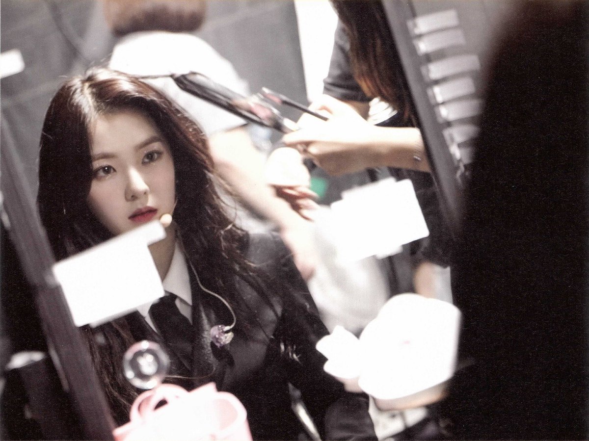 DAY_One210's tweet image. 정장벨벳일때 꾸준하게 주현언니만 단추 다 잠그는거 진짜 미친 것 같음 코디님 걸어다닐때마다 5만원씩 밟고 가야해