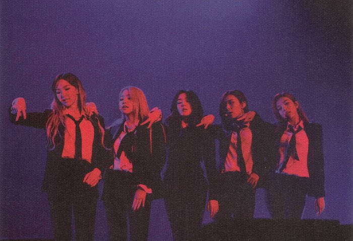 DAY_One210's tweet image. 정장벨벳일때 꾸준하게 주현언니만 단추 다 잠그는거 진짜 미친 것 같음 코디님 걸어다닐때마다 5만원씩 밟고 가야해