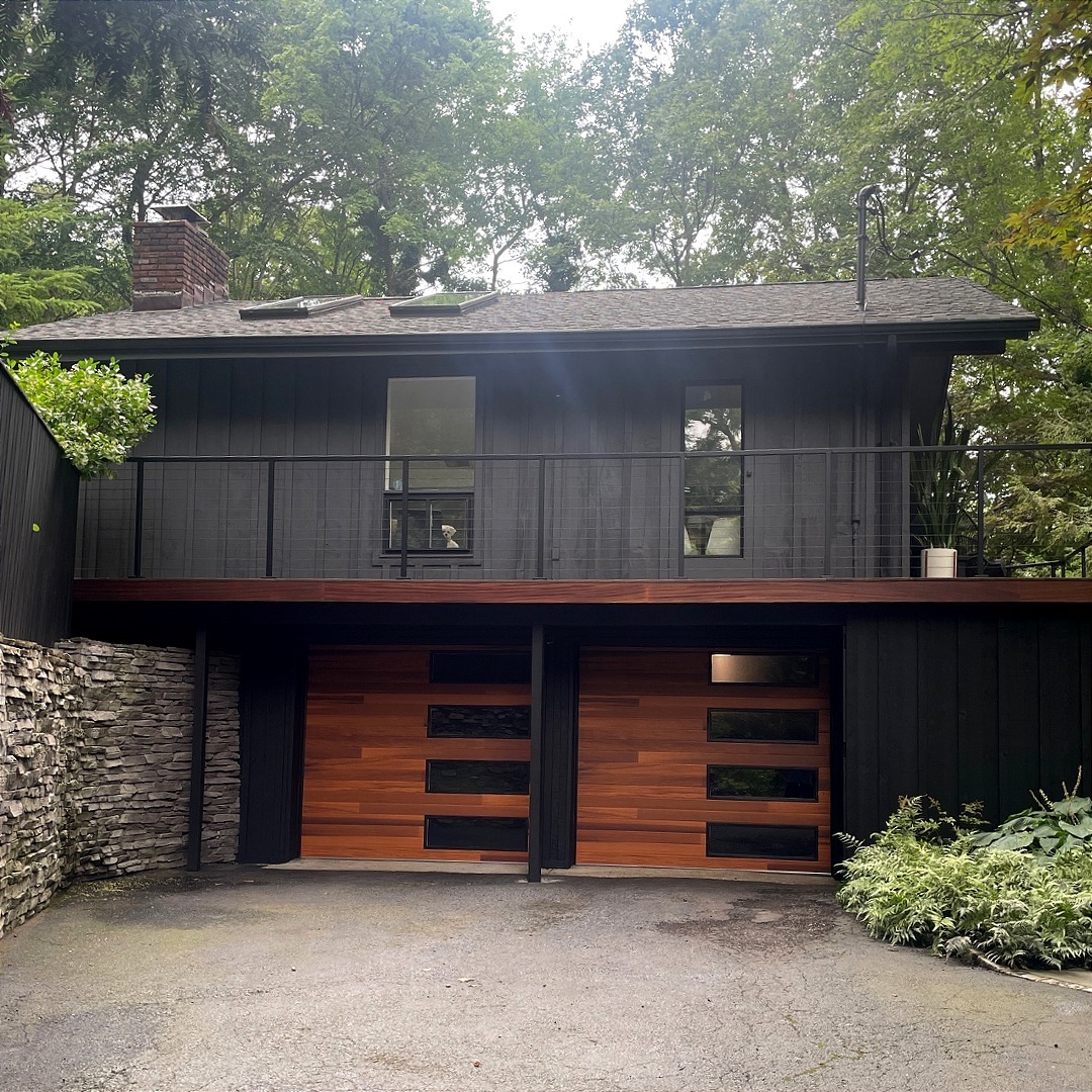 SteveGetsiv's tweet image. Our thermally modified Ambara siding is a beautiful and sustainable way to pops of wood to your homes exterior. Check out these contemporary Ambara garage doors stained with ExoShield Clear 🤩 #ExoShield #Ambara #ThermallyModifiedWood #NovaUSAWood