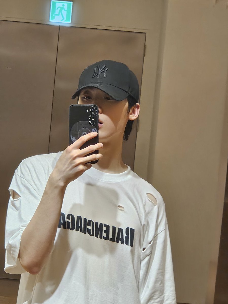 offclASTRO's tweet photo. 로하 잘자요 오늘도 고생했어요🫠💜 https://t.co/yw861RViMj