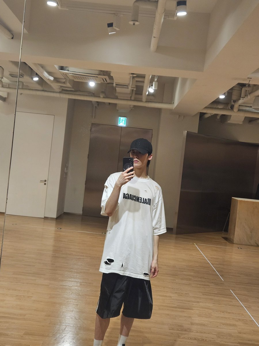 offclASTRO's tweet photo. 로하 잘자요 오늘도 고생했어요🫠💜 https://t.co/yw861RViMj